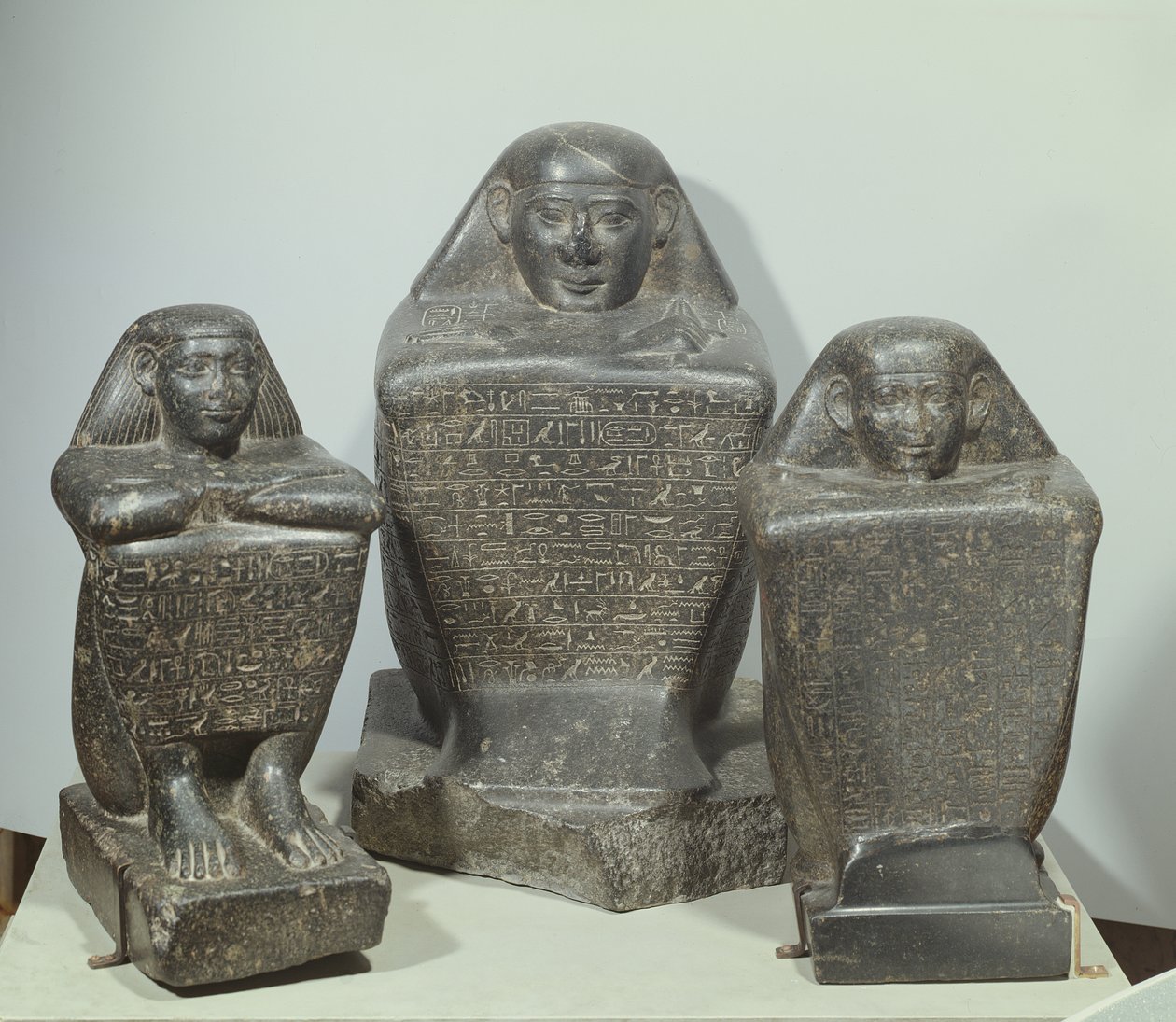 Blokstatuer af Akhamenru, Harwa og Amenemonet, 25.-26. dynasti (diorit) af Late Period Egyptian