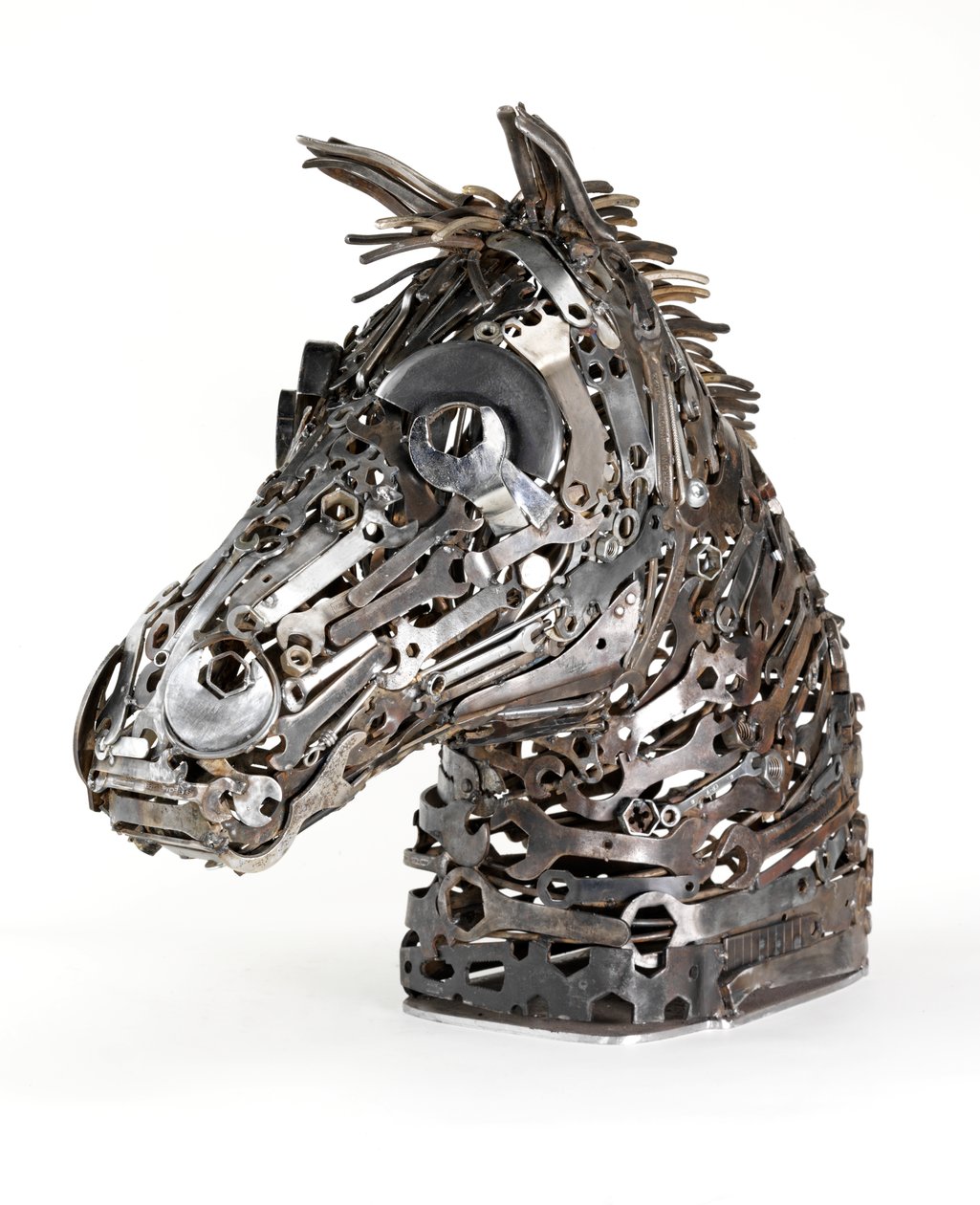 Warhorse (metal, skruenøgler, værktøj og fundne genstande) (se også 440480) af Lawrie Simonson