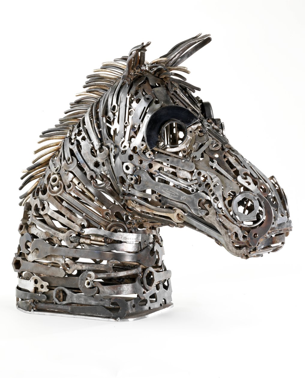 Warhorse (metal, skruenøgler, værktøj og fundne genstande) (se også 440479) af Lawrie Simonson