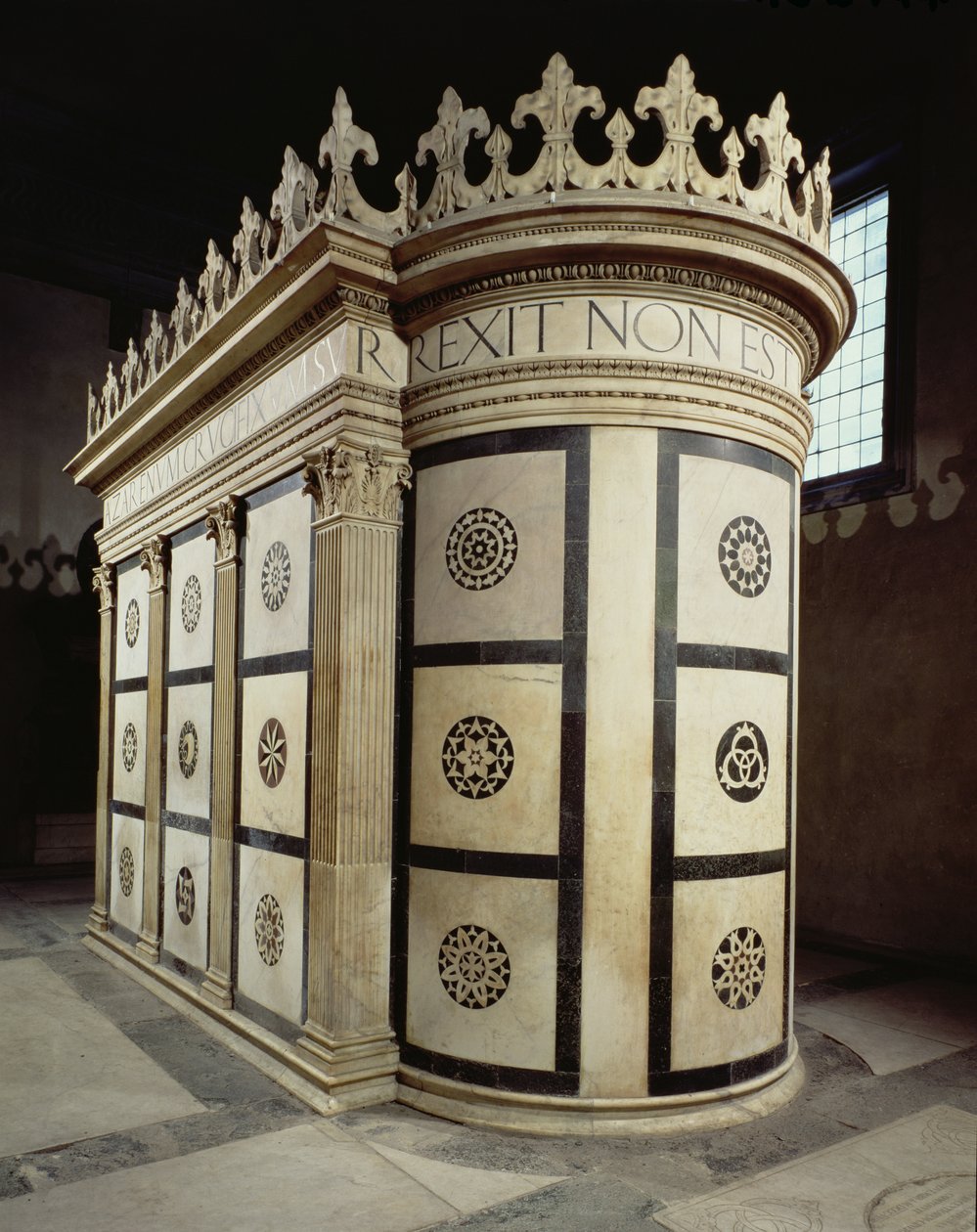 Det lille gravtempel i Capella Rucellai, 1467 (marmor) af Leon Battista Alberti
