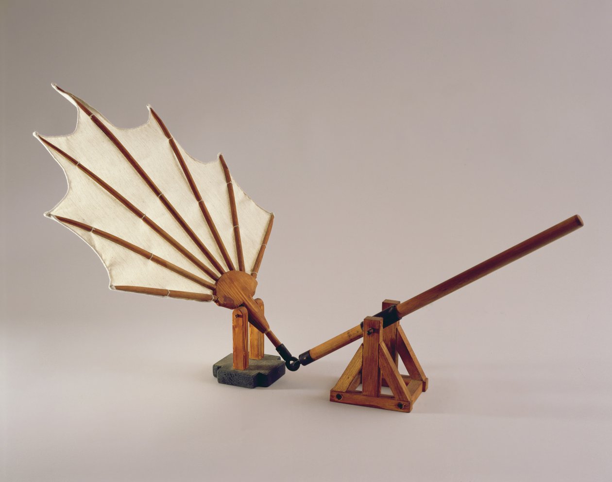 Modelrekonstruktion af da Vincis design til en bankende vinge (træ og stof) af Leonardo da Vinci
