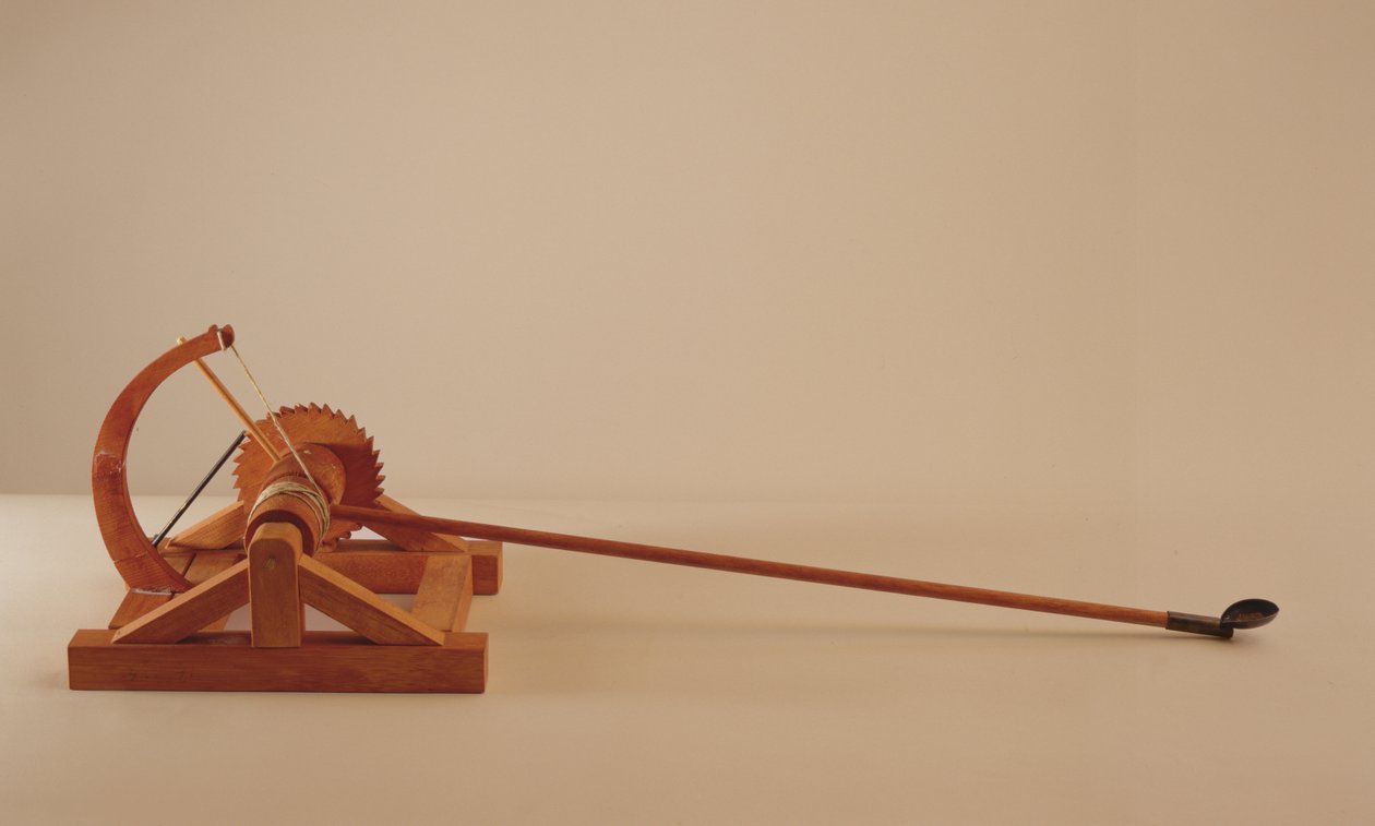 Modelrekonstruktion af da Vincis design til en katapult (træ, metal og snor) af Leonardo da Vinci