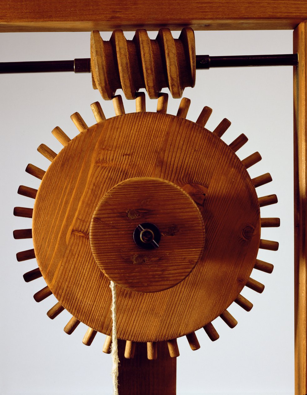 Modelrekonstruktion af da Vincis design til en helicoid mekanisme (træ, metal og snor) af Leonardo da Vinci