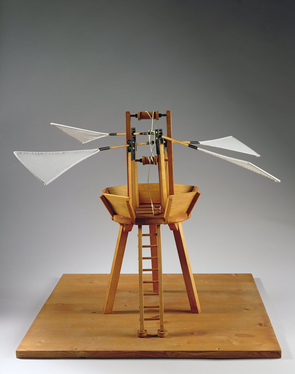 Modelrekonstruktion af da Vincis design til en vertikal ornithopter (træ, stof og snor) af Leonardo da Vinci