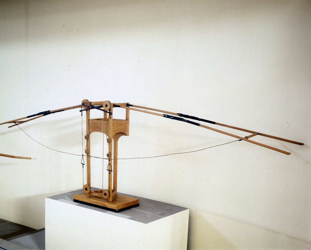 Maskine til flyvning med vinger, model efter tegningen af Leonardo da Vinci (Leonardo da Vinci). Museum for Videnskab og Teknologi, Milano. af Leonardo da (after) Vinci