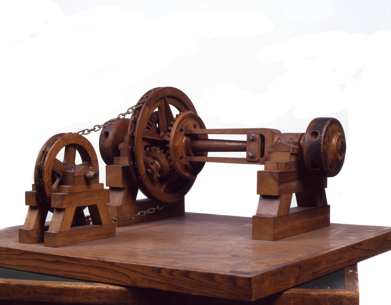 Træmodel (model) af tandhjul og hjul er baseret på designet af Leonardo da Vinci (Leonard de Vinci) (1452-1519) Museum of Science and Technology, Milano. af Leonardo da (after) Vinci