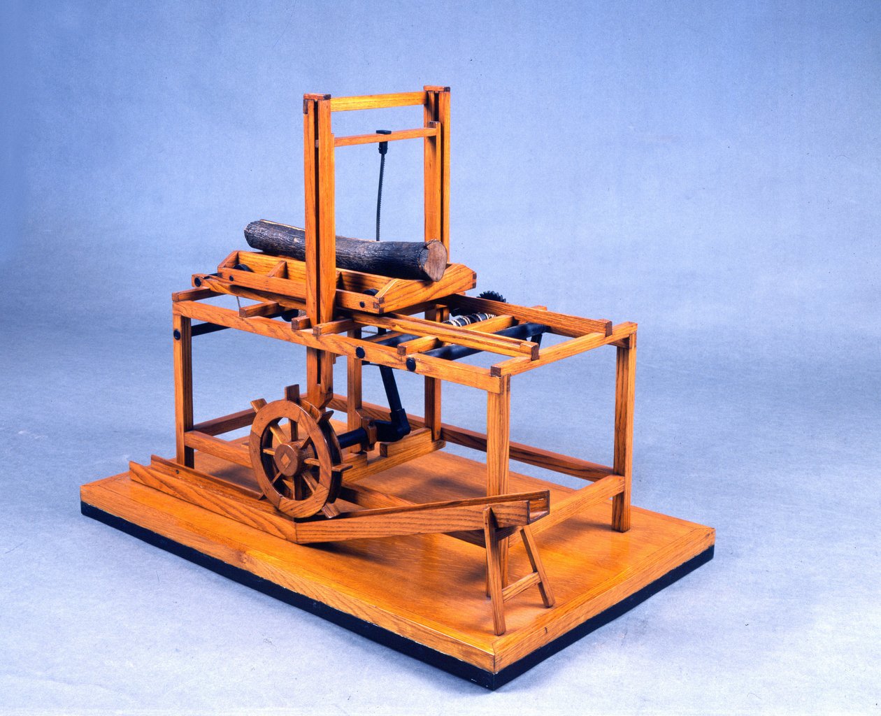 Træmodel (model) af hydraulisk sav drevet af tandhjul og vand. Lavet efter tegning af Leonardo da Vinci (Leonard de Vinci) (1452-1519) Museum of Science and Technology, Milano. af Leonardo da (after) Vinci