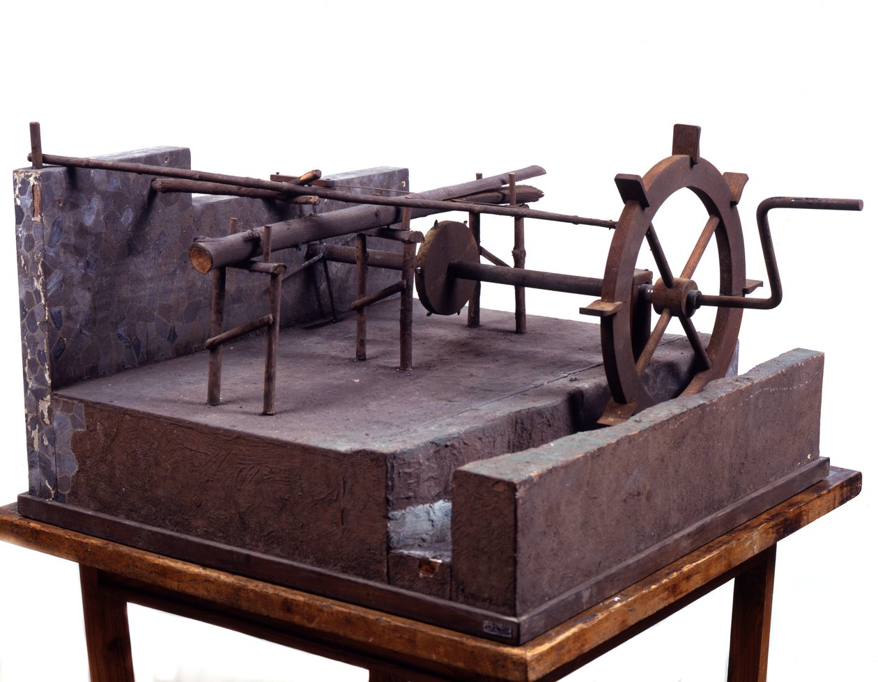 Træmodel (model) af hydraulisk sav drevet af tandhjul og vand. Lavet efter tegning af Leonardo da Vinci (Leonard de Vinci) (1452-1519) Museum of Science and Technology, Milano. af Leonardo da (after) Vinci