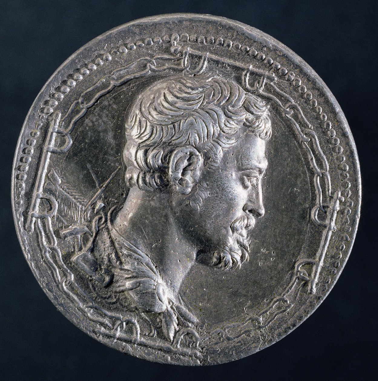 Bagsiden af medaljonen af Andrea Doria forestiller kunstneren omgivet af lænker af en fange og med en kabys i baggrunden, ca. 1541 (sølv) (se 122337 for forside) af Leone Leoni