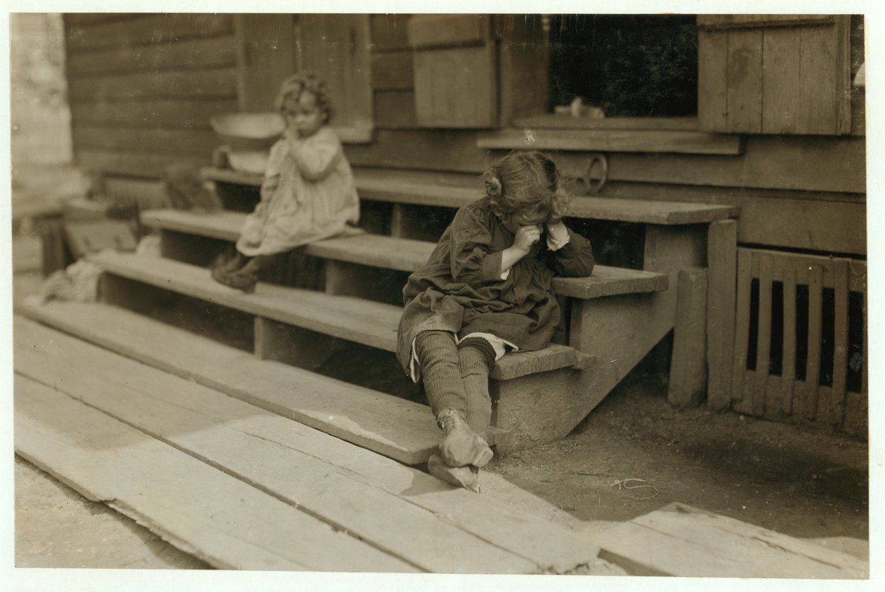 5-årige Olga Schubert begyndte at arbejde omkring kl. 05.00. hjælper sin mor i Biloxi Canning Factory, Mississippi, med at plukke rejer. Hun var træt og nægtede at blive fotograferet, 1911 af Lewis Wickes Hine