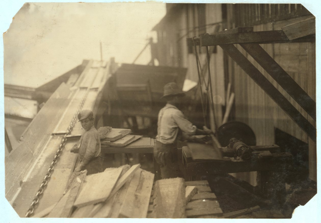 Charlie McBride på 12 tager træ fra en sliske i 10 timer hos Miller und Vidor Lumber Company, Beaumont, Texas, som han tjener 50 cent for, mens den anden dreng saver det på en ubevogtet rundsav, 191 af Lewis Wickes Hine