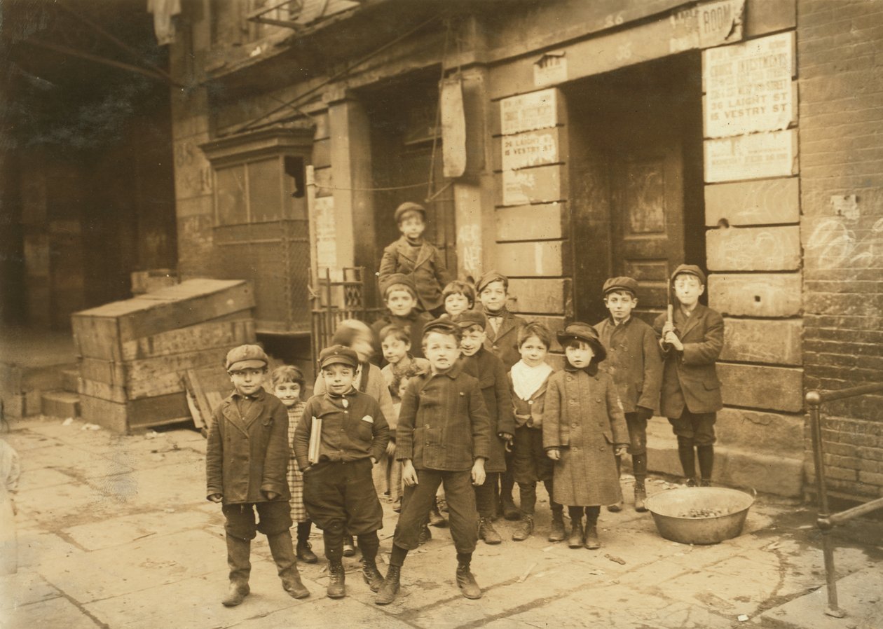 Børn uden for filmteater om natten, 1910 af Lewis Wickes Hine