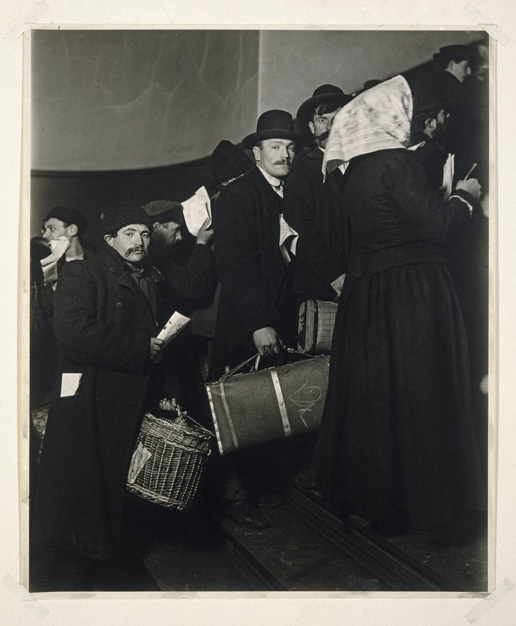 Klatring ind i det forjættede land, Ellis Island, 1908 (foto af gelatinesølv) af Lewis Wickes Hine