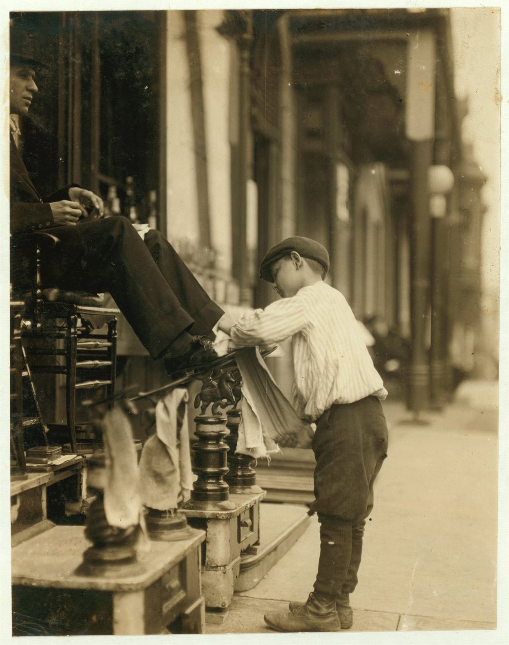 Michael Mero, 2 West 4th St. Bootblack, 12 år, arbejder et år af egen vilje. Ryg ikke. Ud efter kl. 23.00. den 21. maj. Arbejder normalt 6 timer pr. Beliggenhed: Wilmington, Delaware. af Lewis Wickes Hine