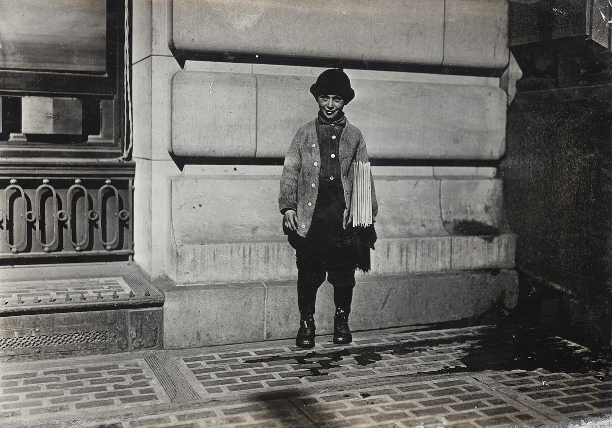 Newsboy, 1909 af Lewis Wickes Hine
