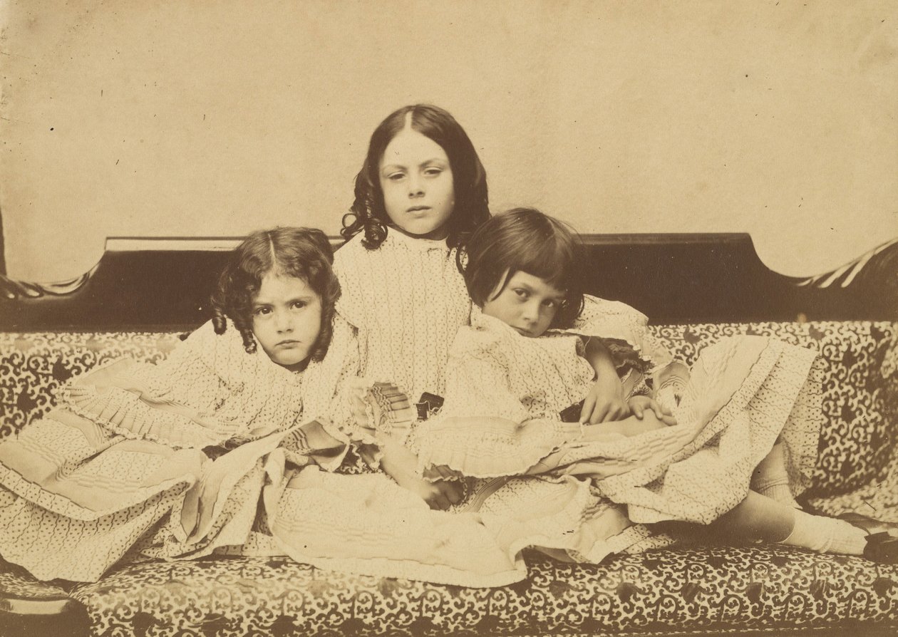 Edith, Ina og Alice Liddell på en sofa, sommer 1858. af Lewis Carroll