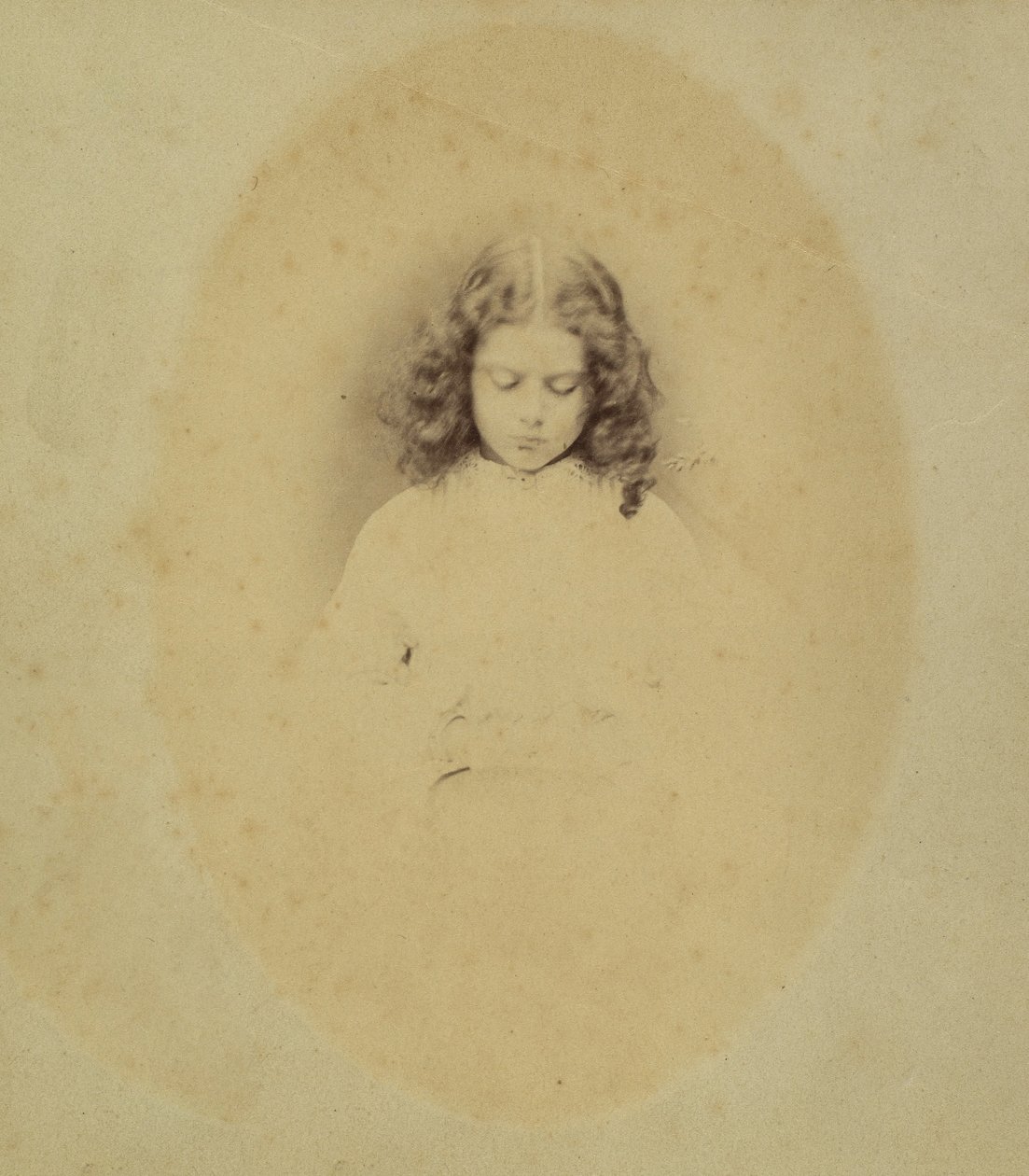 Edith Liddell siddende ved siden af en vase med rævehandsker, 1860. af Lewis Carroll