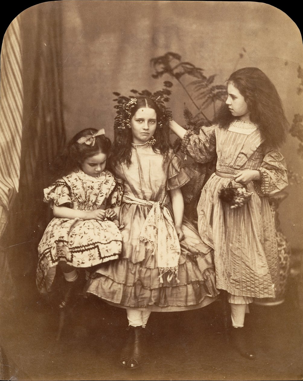 Flora Rankin, Irene MacDonald og Mary Josephine MacDonald på Elm Lodge, juli 1863. af Lewis Carroll