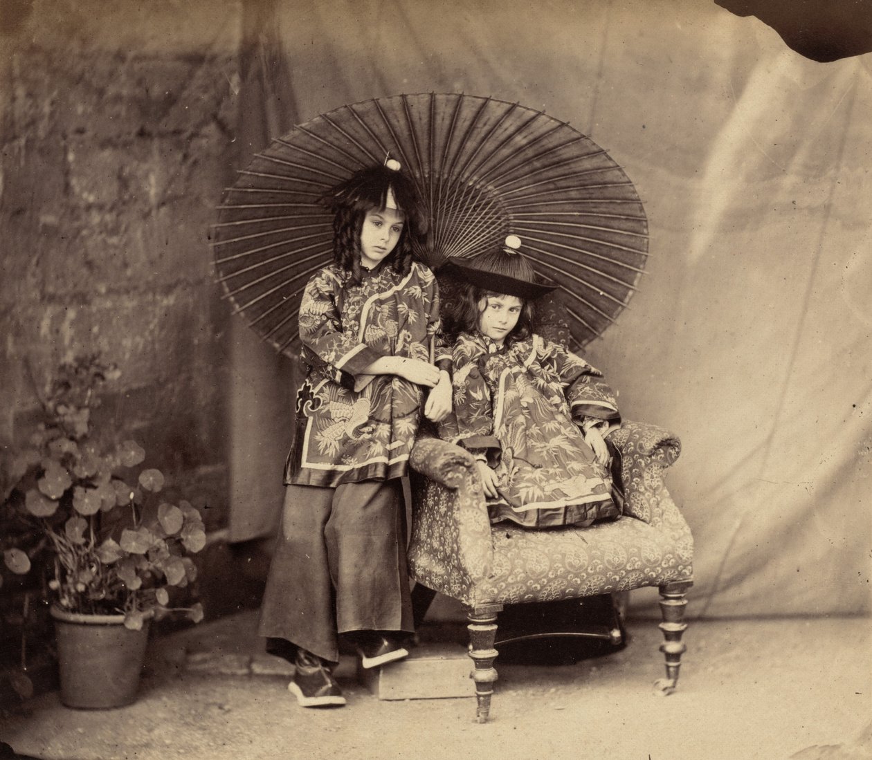 Lorina og Alice Liddell i kinesisk kjole, 1860. af Lewis Carroll