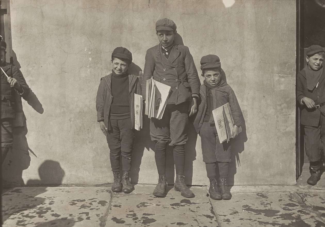 John Pento, 14 år, Daniel og Angelo Pento, 7 år, sælger aviser, Hartford, Connecticut af Lewis Hine