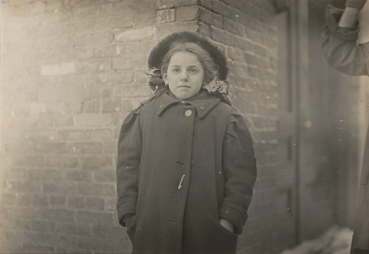 Mery Horn, en pukkelrygget tilstand forværret af den tunge ladning papirer, hun bar. Hartford, Connecticut, marts 1909 af Lewis Hine