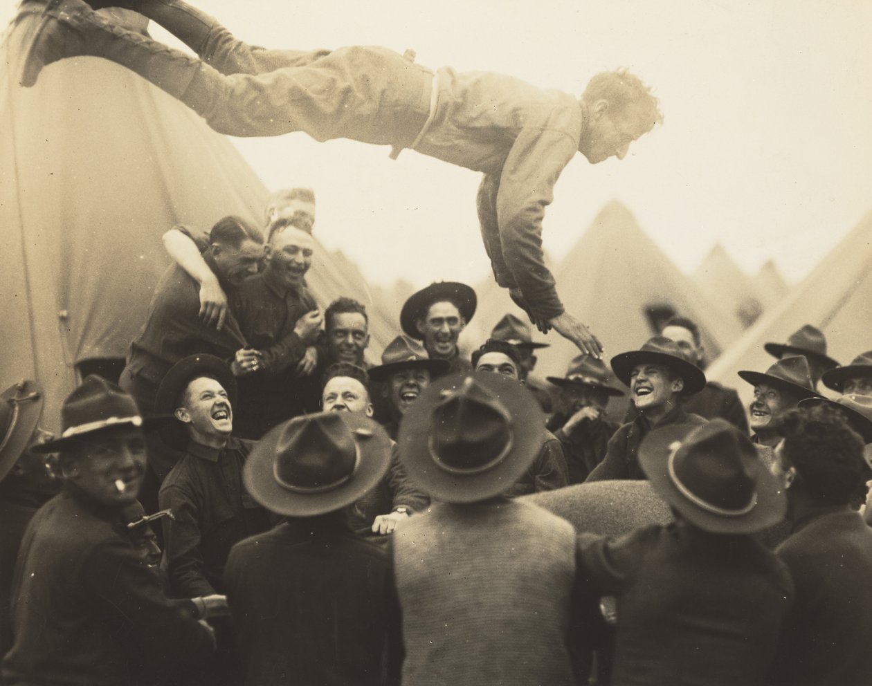 Soldat kastet i luften af Lewis Hine
