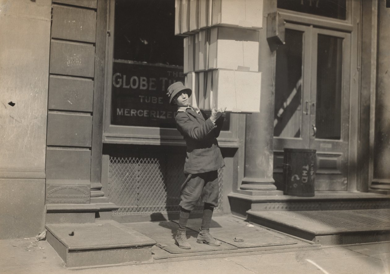 Vogndreng eller "haledreng", der hjælper med at læsse vognen af Lewis Hine