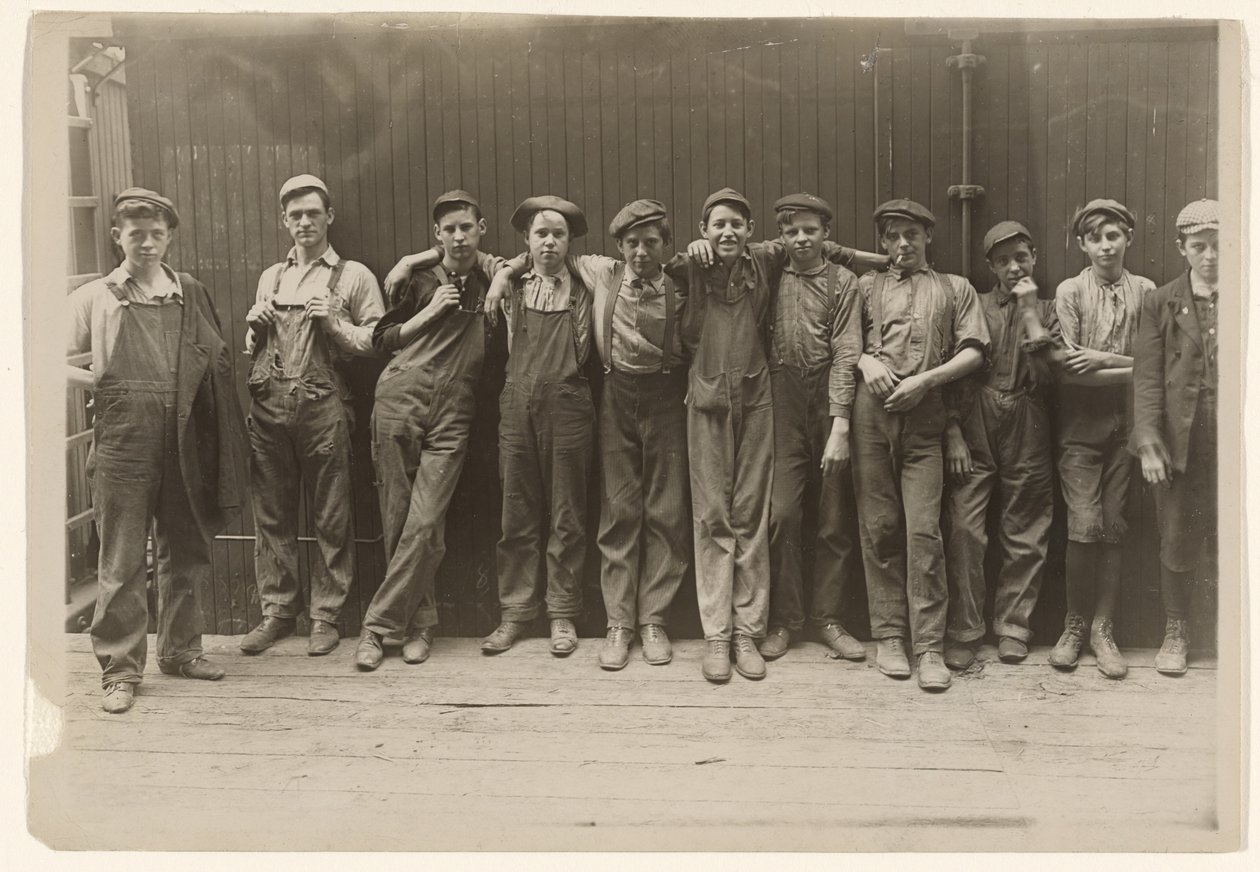 En gruppe unge stipendiater arbejder på en konservesfabrik i Indianapolis, Indiana af Lewis W. Hine