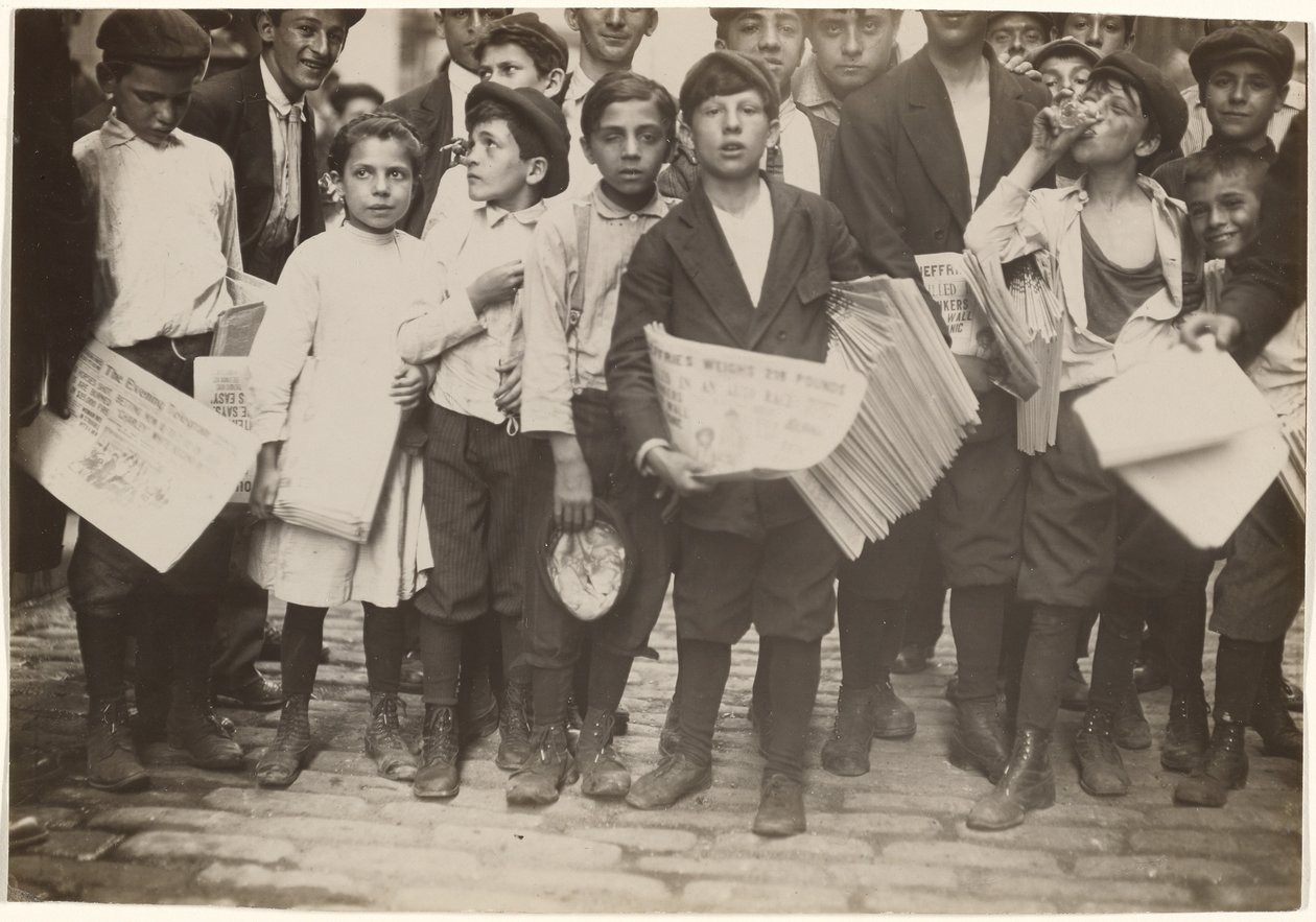 [Flok af Newsies, inklusive en pige]. af Lewis W. Hine