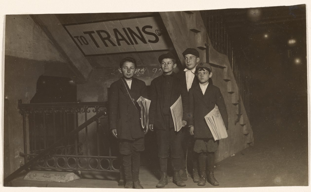 [Fire Newsies ved en indgang til undergrundsbanen, New York City]. af Lewis W. Hine