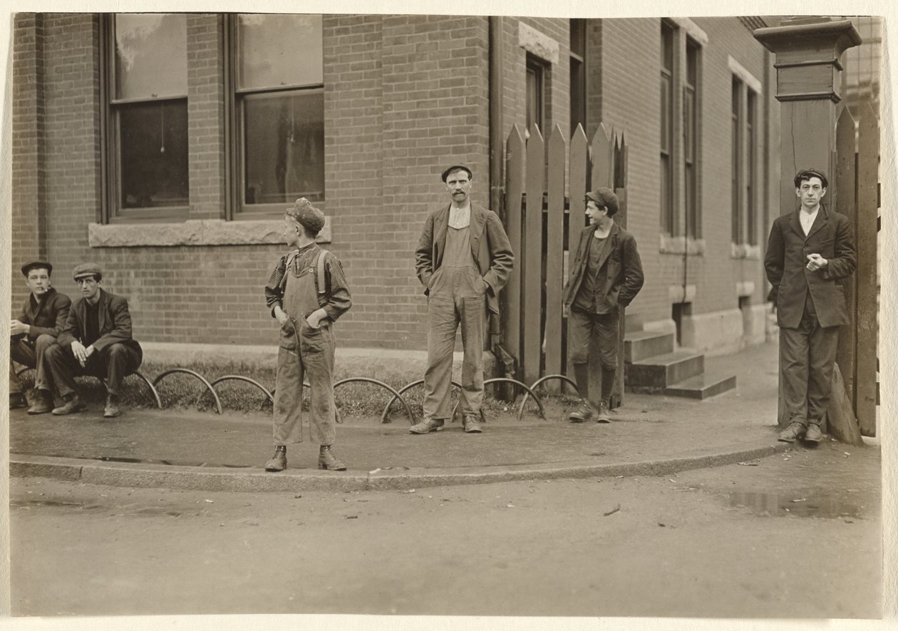 [Gruppe af mænd og drenge samlet udenfor]. af Lewis W. Hine
