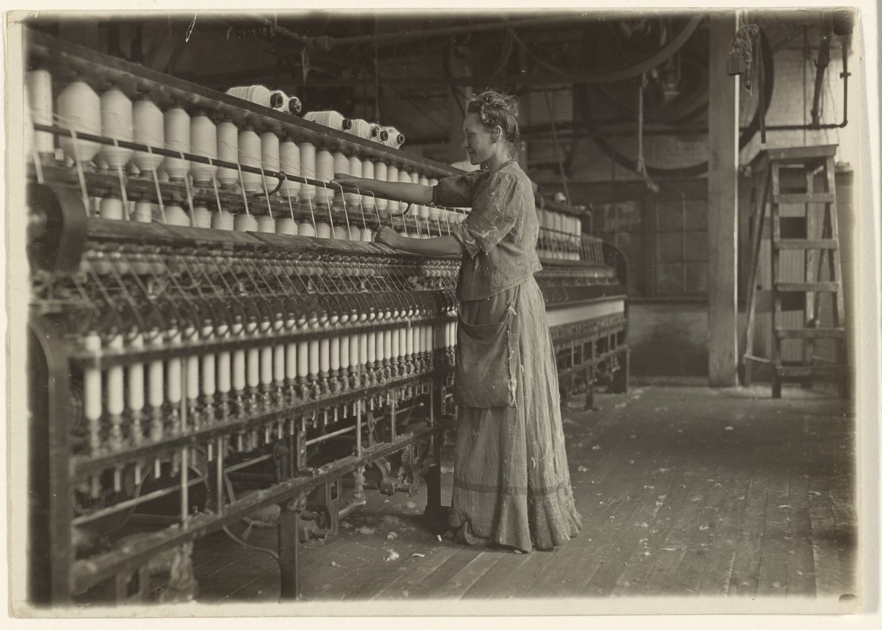 I en gammeldags tekstilfabrik (spinderi). af Lewis W. Hine