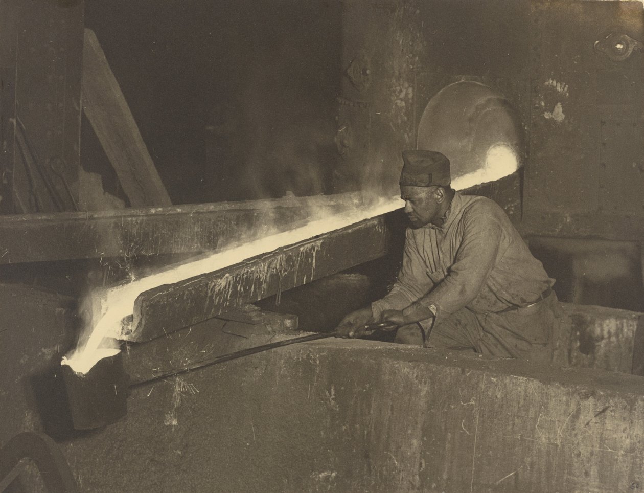 [Støberimedhjælper, Baldwin lokomotivfabrik] af Lewis W. Hine