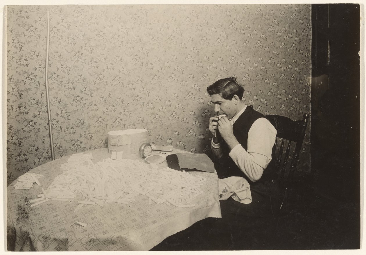 Rullende cigaretter i N.Y. Tenement/[Hjemmearbejde] af Lewis W. Hine