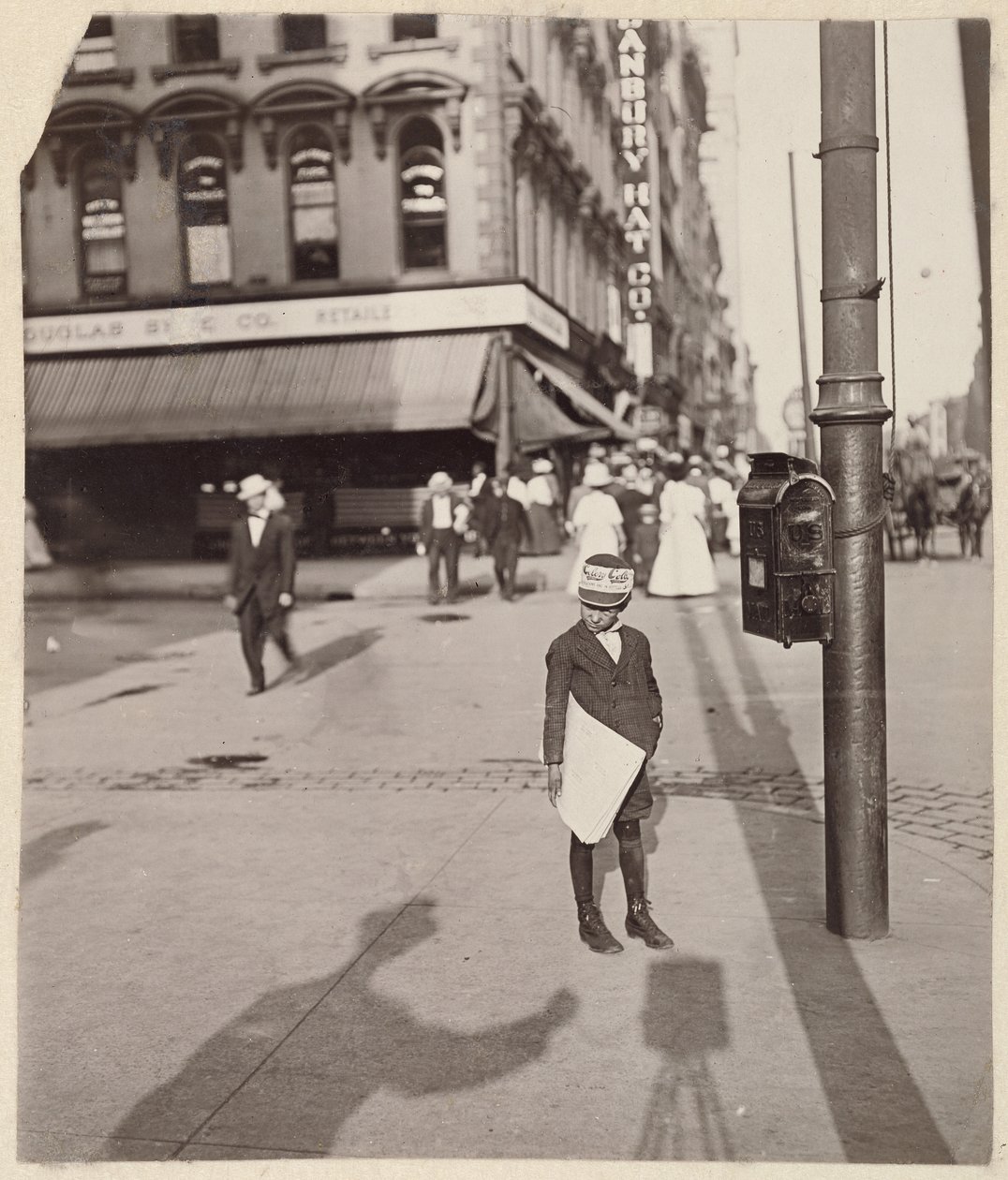 [Selvportræt med avisdreng]. af Lewis W. Hine