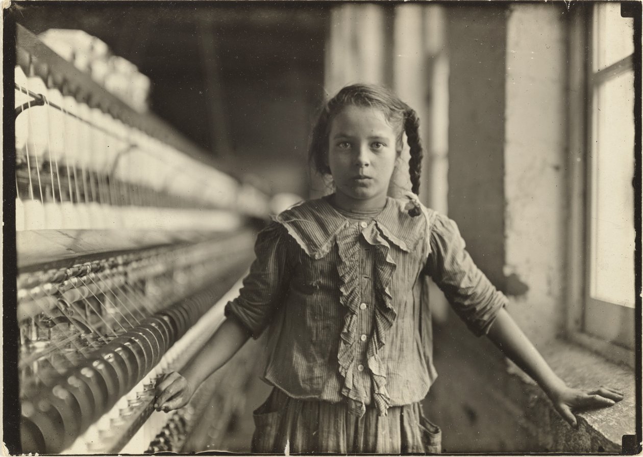Tiårig spinder i bomuldsfabrik i N. Carolina af Lewis W. Hine
