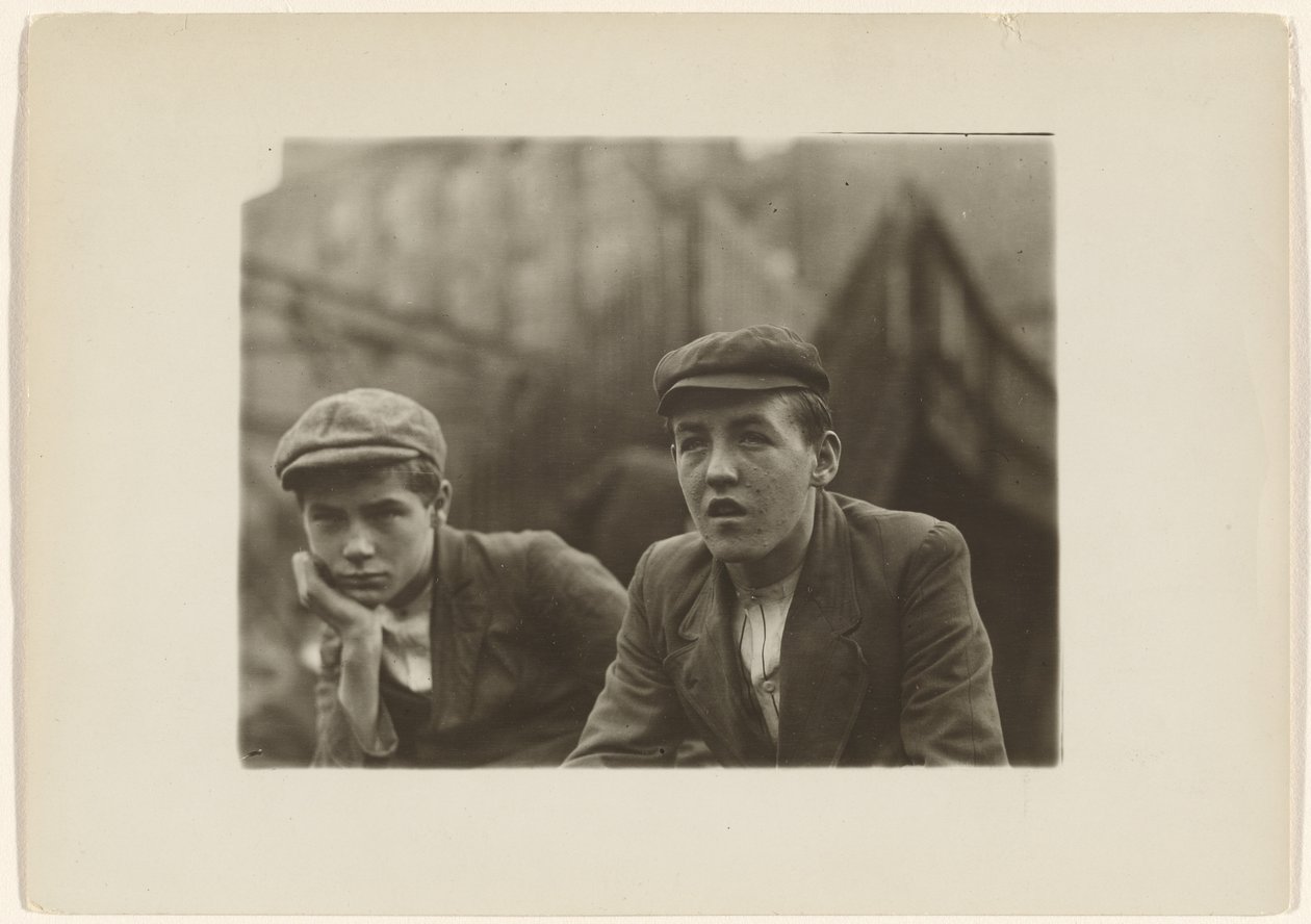 To drenge i frakker og kasketter, New Jersey af Lewis W. Hine