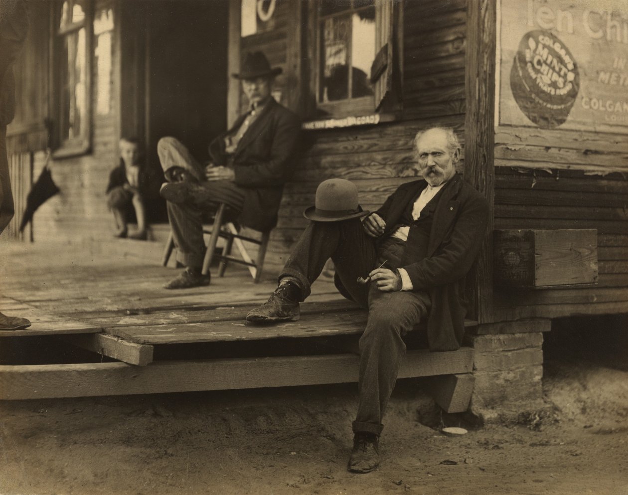 To mænd og en dreng på verandaen af Lewis W. Hine