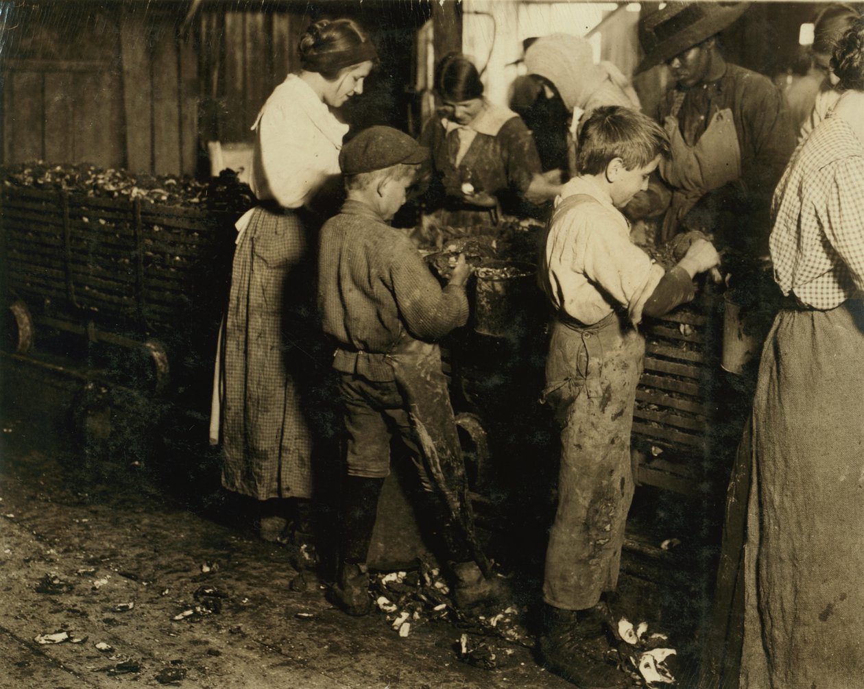 10-årige Jimmie, der har slynget 3 år (6 potter om dagen) med en 11-årig dreng, der skyder 7 potter hos Varn und Platt Canning Co., Bluffton, South Carolina, 1913 af Lewis Wickes Hine