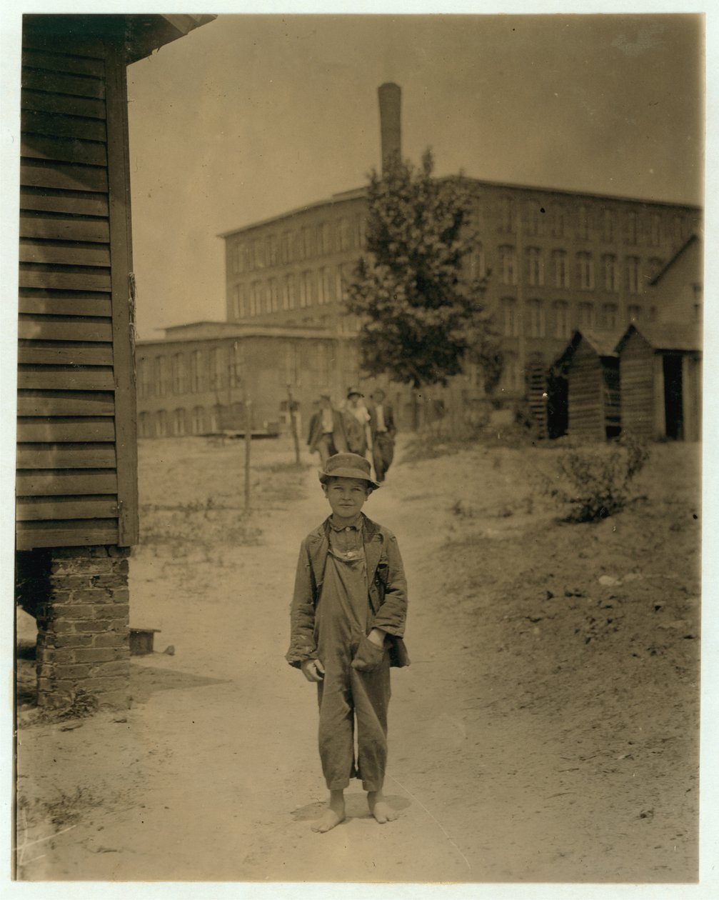 12-årige Eddie Norton, tjener omkring 40 cent om dagen som fejemaskine ved Saxon Mill, Spartanburg, North Carolina, 1912 af Lewis Wickes Hine