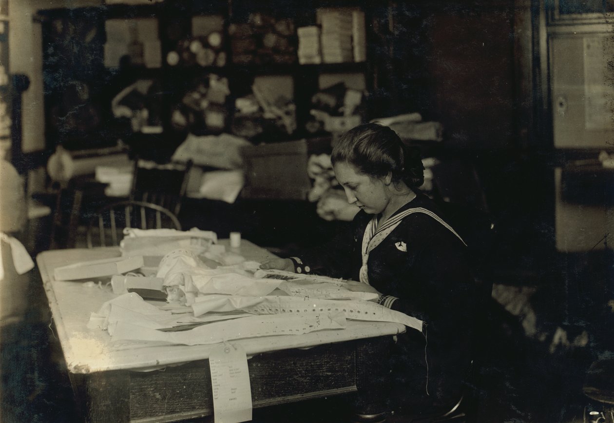 15-årige Marie Vancanvenberg arbejder på korsetter for Madam Claff på 420 Boylston Street i Boston, Massachusetts. af Lewis Wickes Hine