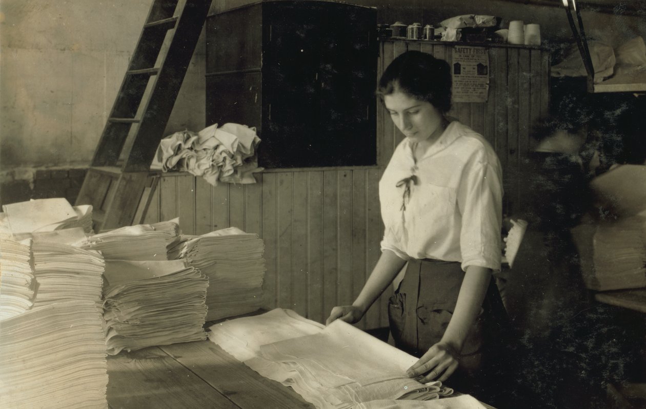 15-årig pige folder håndklæder i Bonanno Laundry, Boston, Massachusetts af Lewis Wickes Hine