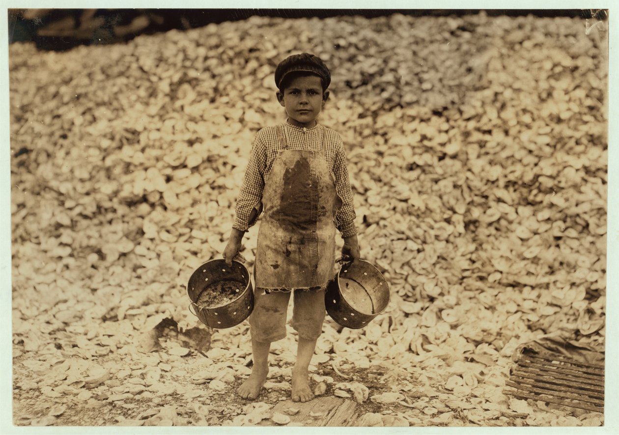 Den 5-årige migrantrejeplukker Manuel foran en bunke østersskaller, arbejder i et andet år hos Dunbar, Lopez, Dukate Company, Biloxi, Mississippi, 1911 af Lewis Wickes Hine