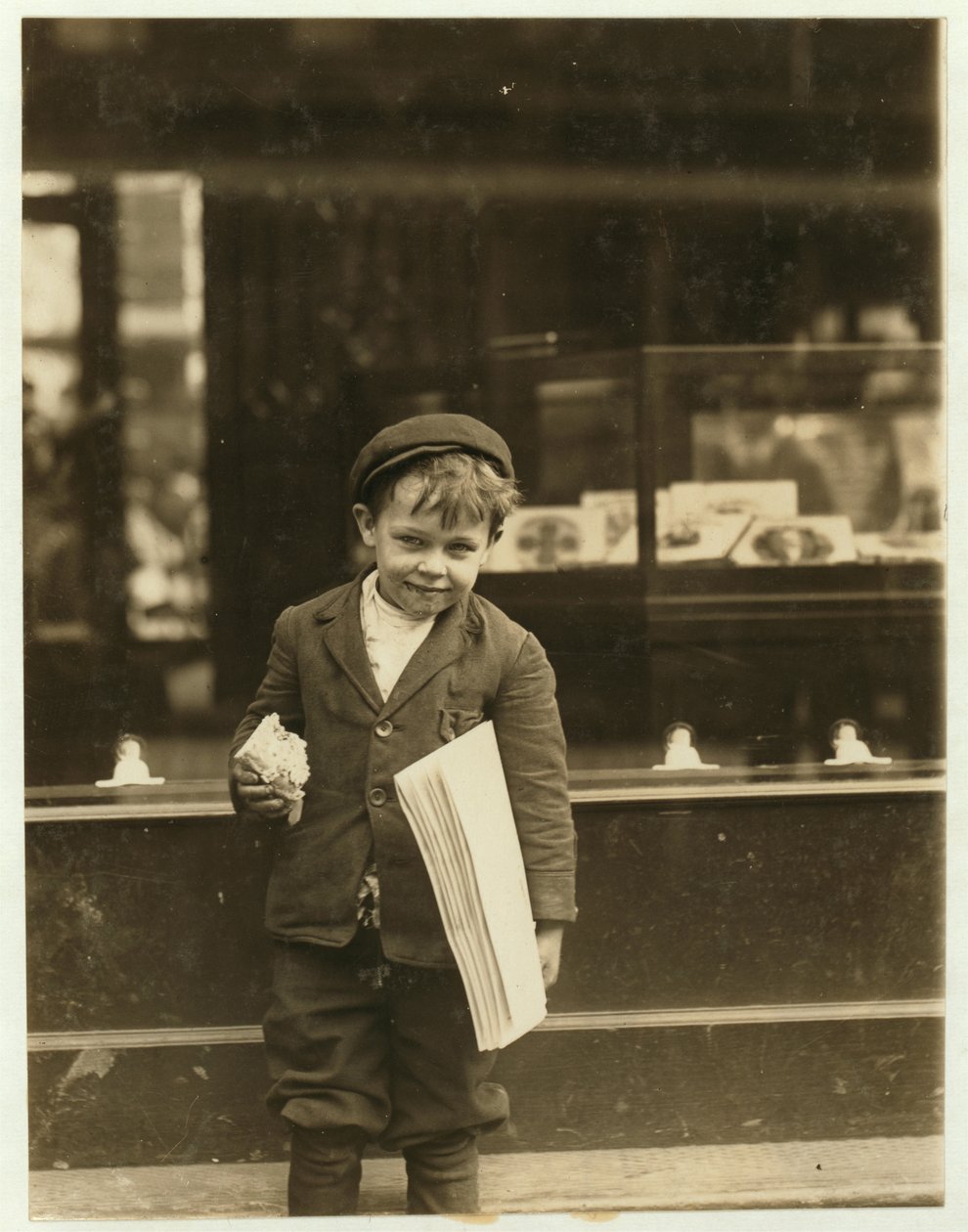 5-årige avisbud Tommy Hawkins kun 3 ft 4 ins høj, arbejder i St. Louis, Missouri, 1910 af Lewis Wickes Hine