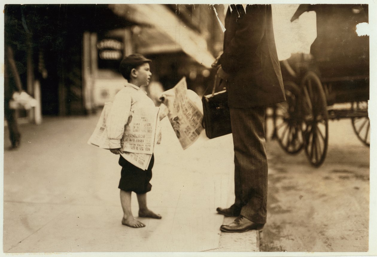 6-årig aviskant Hyman sælger papirer indtil kl. i Lawrence, Massachusetts, 1911 af Lewis Wickes Hine