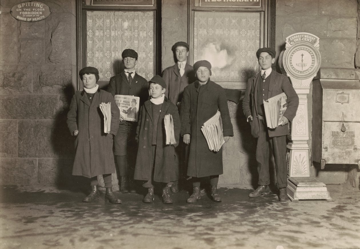 Kl. 20.30. Gruppe af avisdrenge, der sælger ved stationen, Hartford, Connecticut. Den mindste dreng er 11 år gammel. af Lewis Wickes Hine