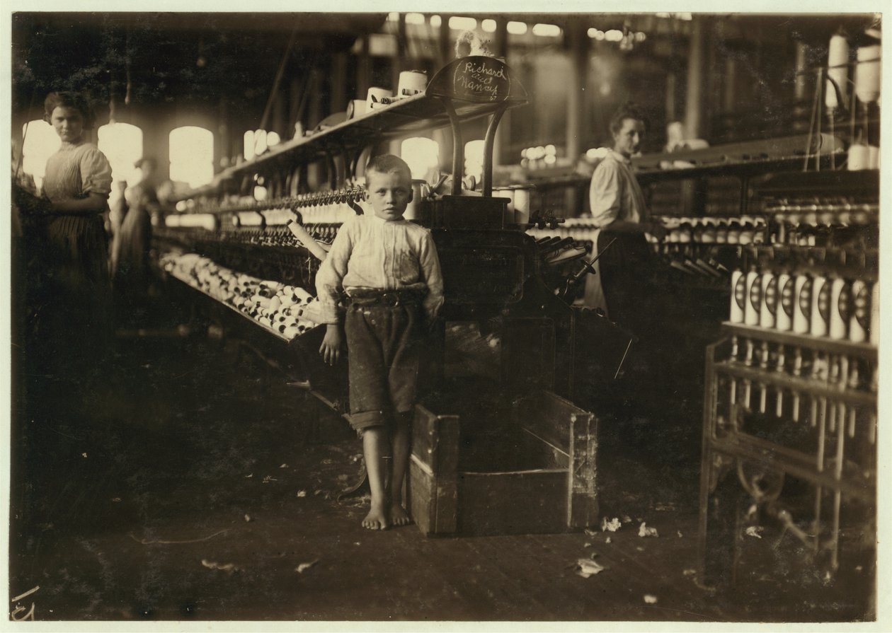 8-årige Leo, kun 4 fod høj, henter spoler for 15 cent om dagen ved Elk Cotton Mills, Fayetteville, Tennessee, 1910 af Lewis Wickes Hine
