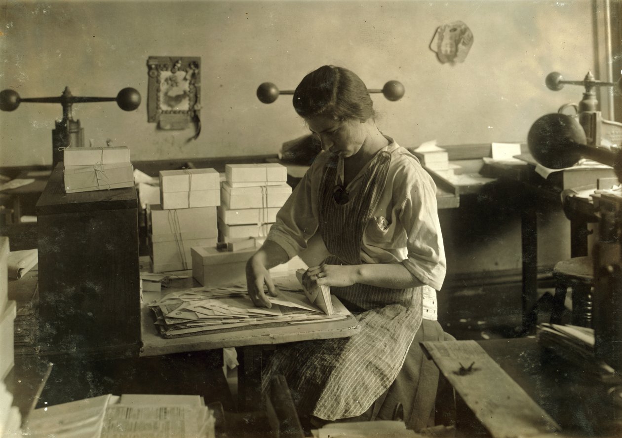 En 15-årig pige skærer matricer i Harry C. Taylors prægningsbutik på Court Street 61 i Boston, Massachusetts. af Lewis Wickes Hine