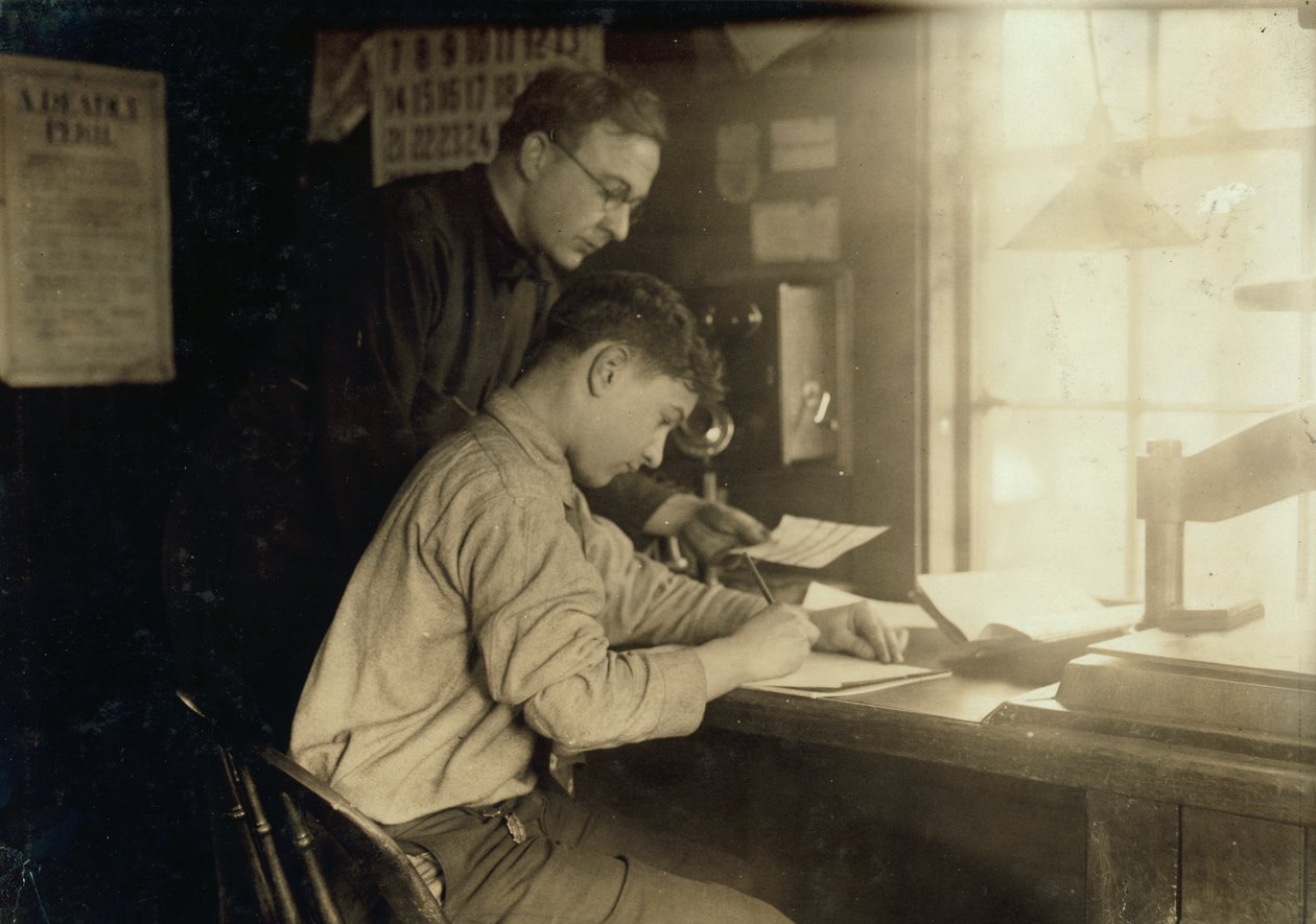 En 15-årig kontordreng, der arbejder på New York, New Haven and Hartford Railroads kontor i Boston, Massachusetts. af Lewis Wickes Hine