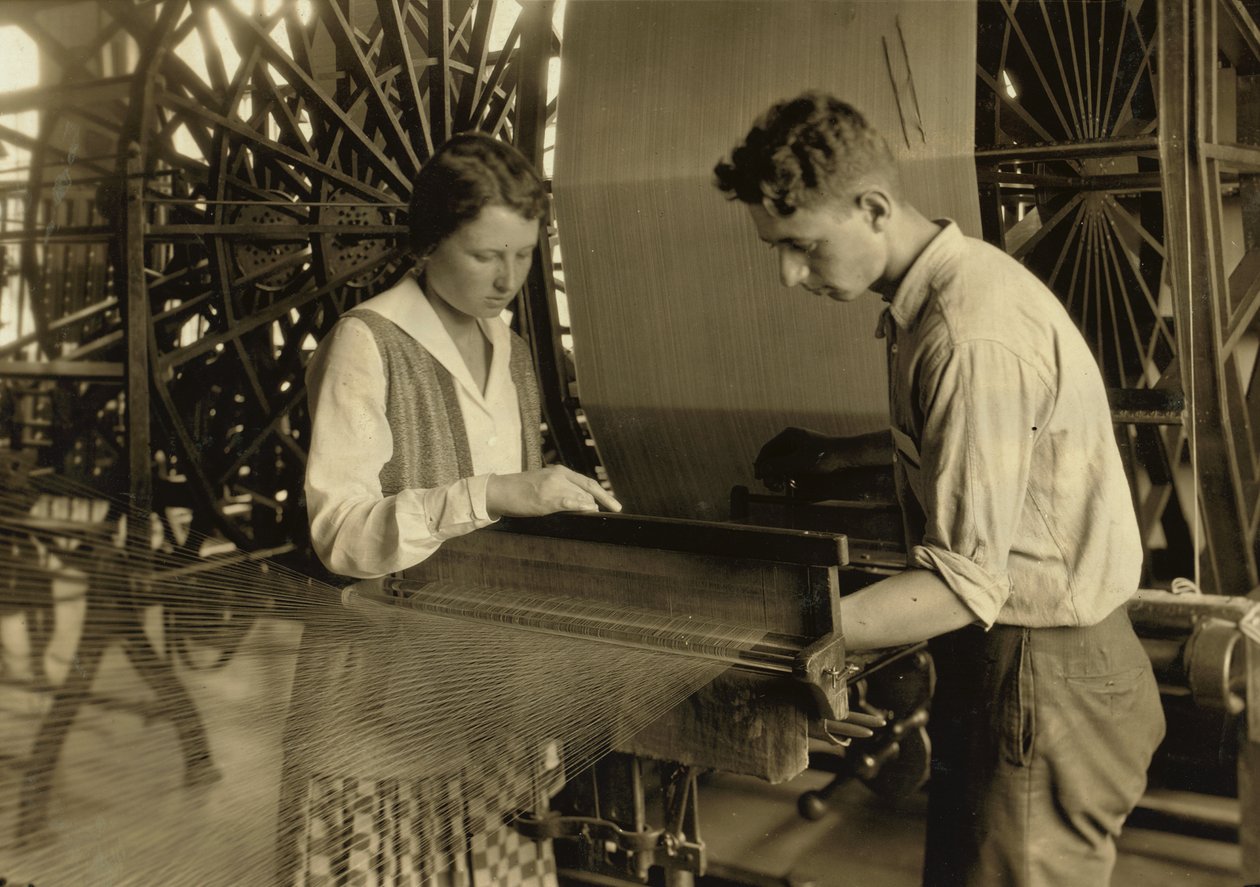 En dreng og en pige arbejder på en væv på Cheney Silk Mills i South Manchester, Connecticut. af Lewis Wickes Hine